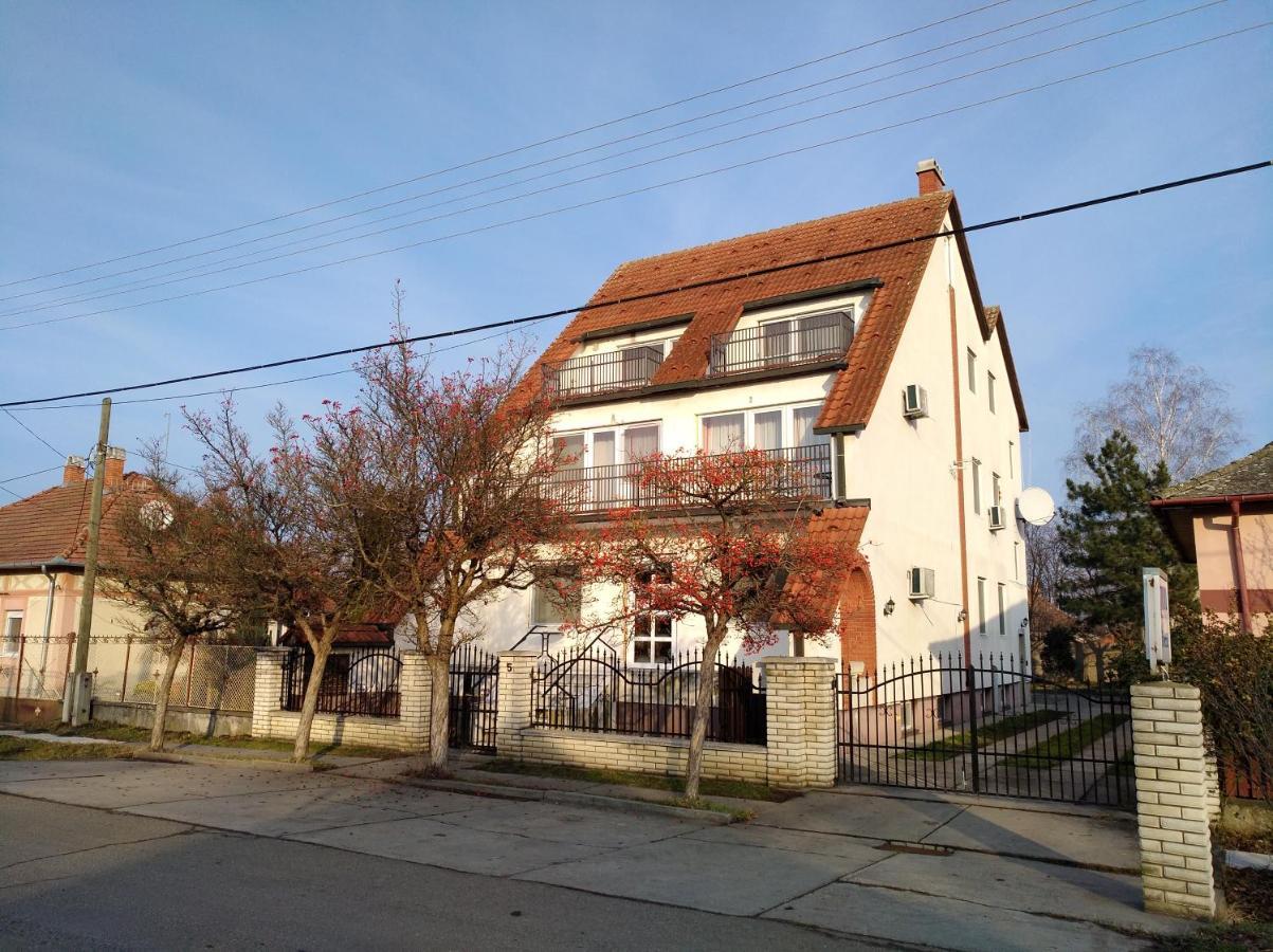 Szilvia Panzio Gyomaendrod Bed & Breakfast Luaran gambar