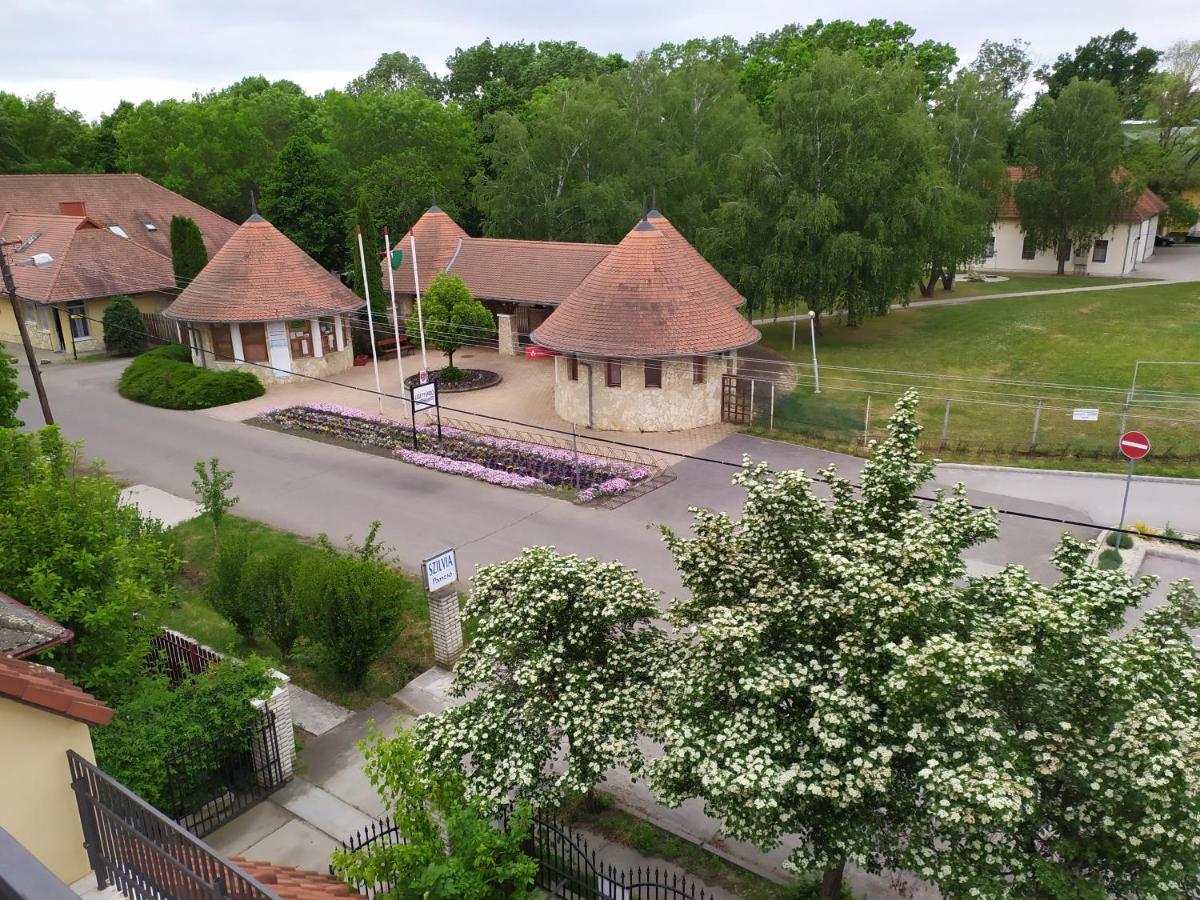 Szilvia Panzio Gyomaendrod Bed & Breakfast Luaran gambar